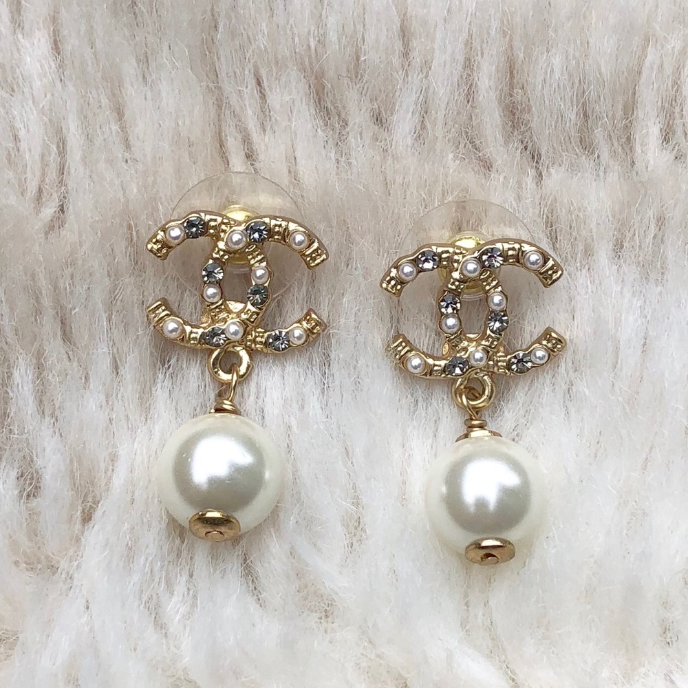 CHANEL I Authentic Pearl Earrings